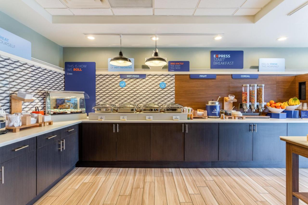 Holiday Inn Express & Suites Cedar Falls - Waterloo By Ihg Екстериор снимка