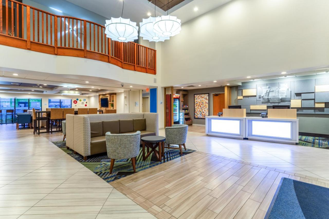 Holiday Inn Express & Suites Cedar Falls - Waterloo By Ihg Екстериор снимка