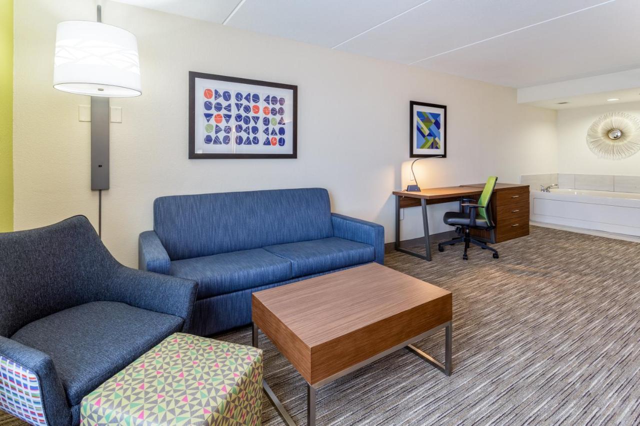 Holiday Inn Express & Suites Cedar Falls - Waterloo By Ihg Екстериор снимка
